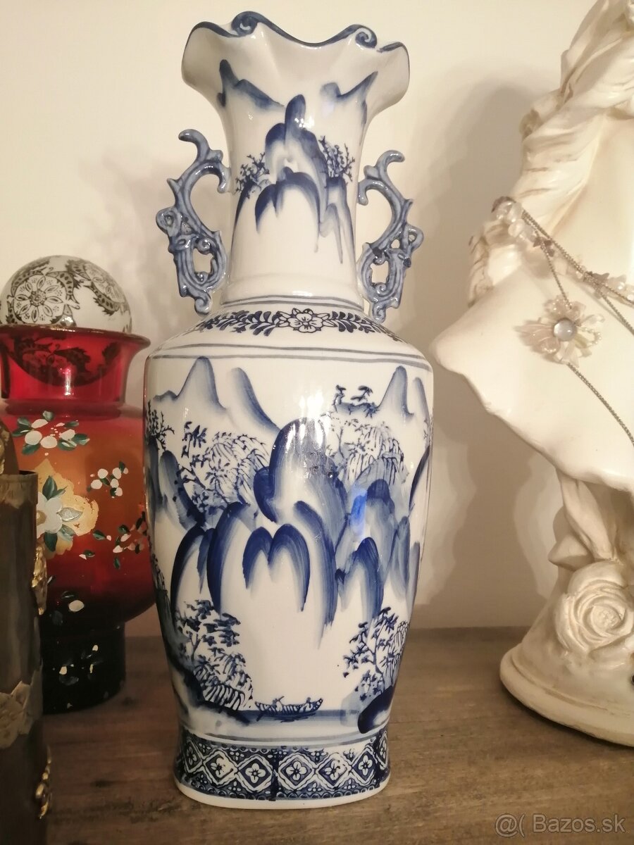 čínska porcelánová váza .