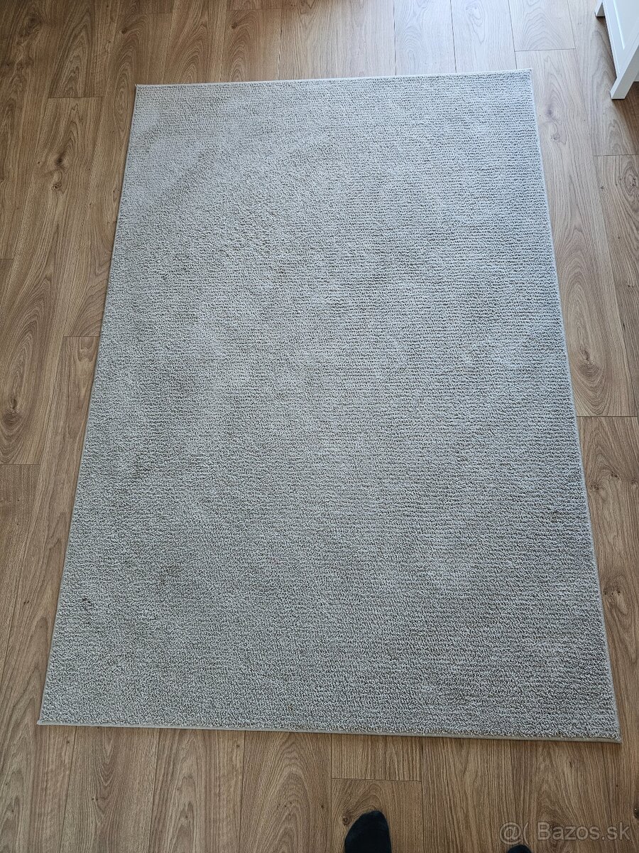 Koberec šedej farby