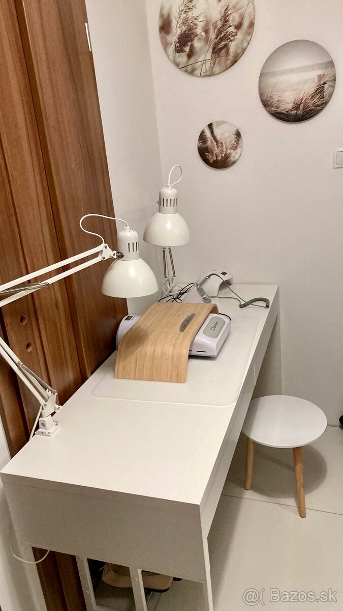 Písací stol Ikea, nechtové štúdio