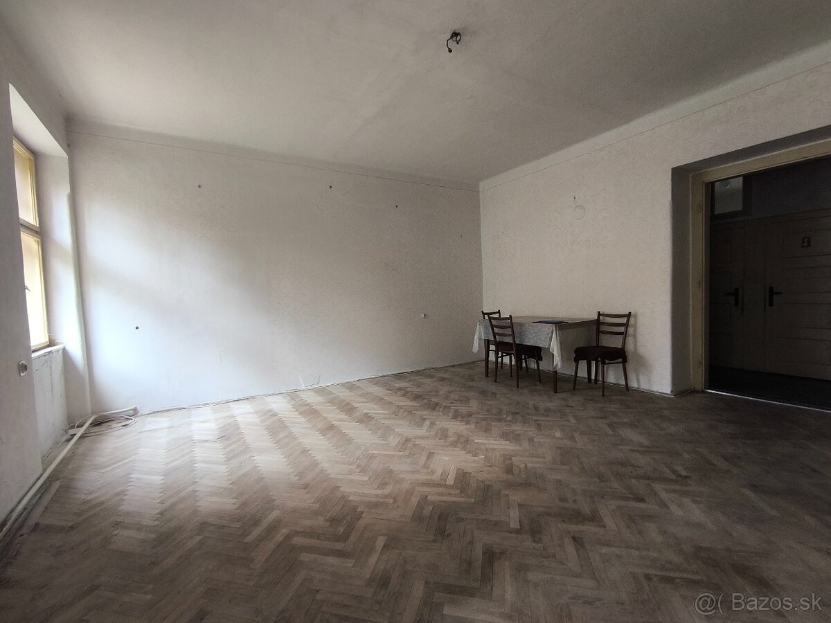 Veľkometrážny 3 izbový byt v pôvodnom stave Levice