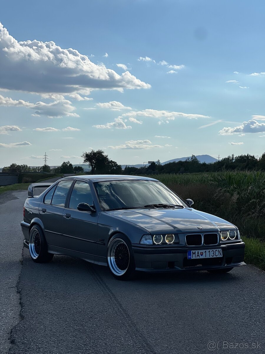 BMW e36 sedan 320i
