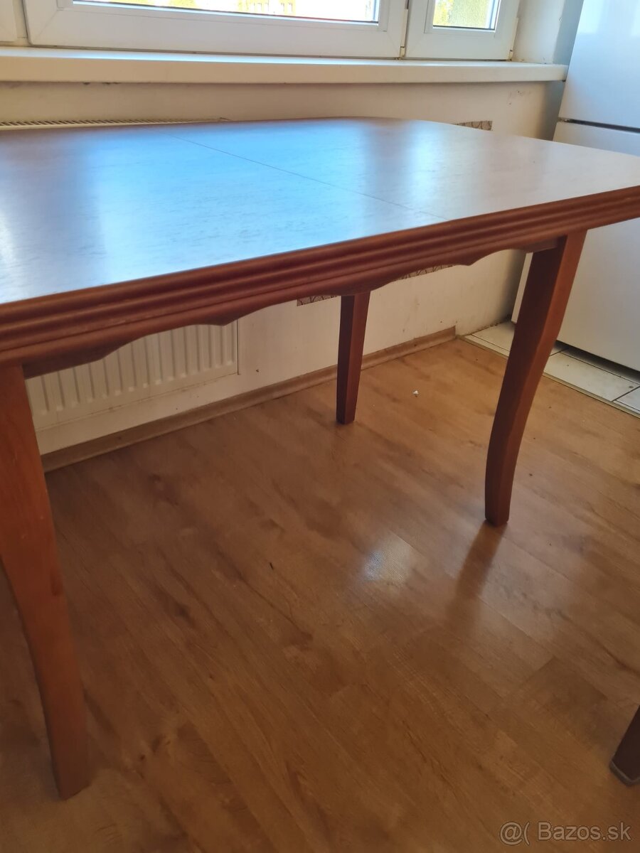 Jedálenský stôl