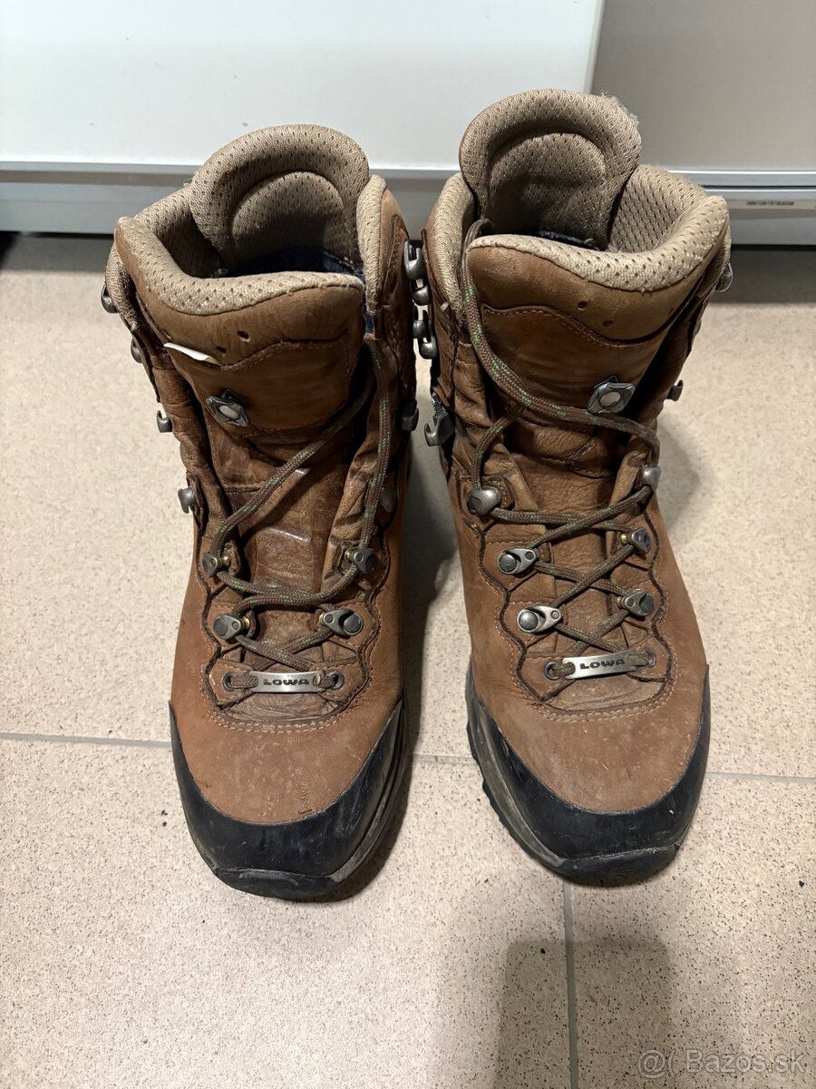 Turisticke topanky Lowa