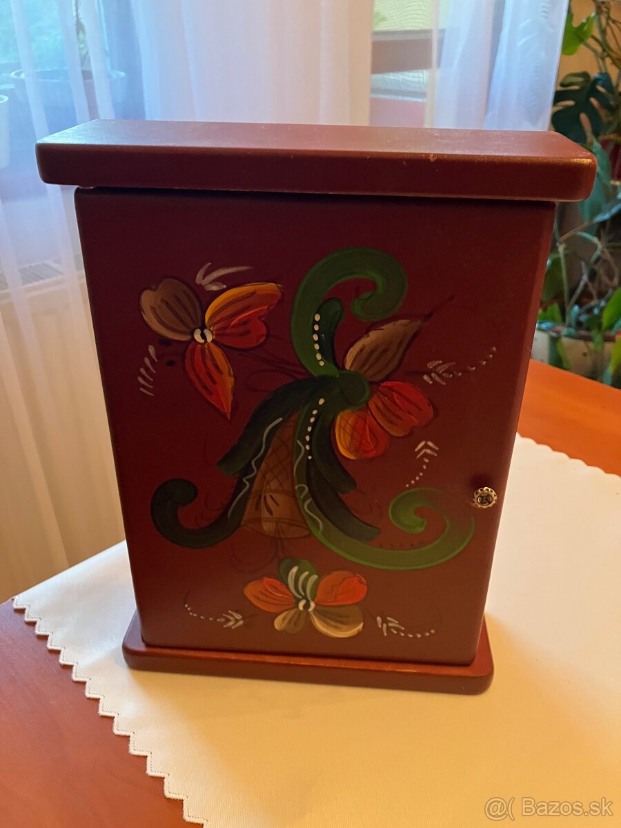 Drevena skrinka na kluce