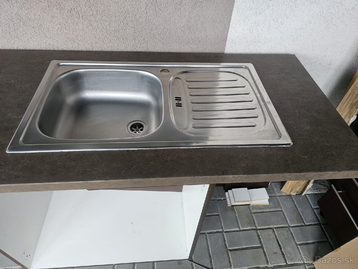 Nerezový drez s pracovnou doskou