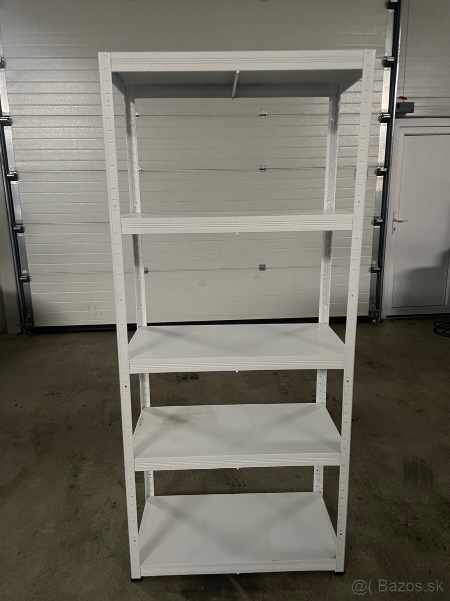 Kovový úložný regál
