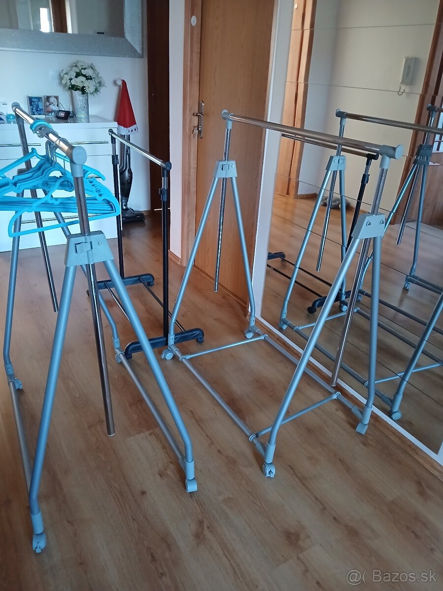 Vešiaky na kolieskach