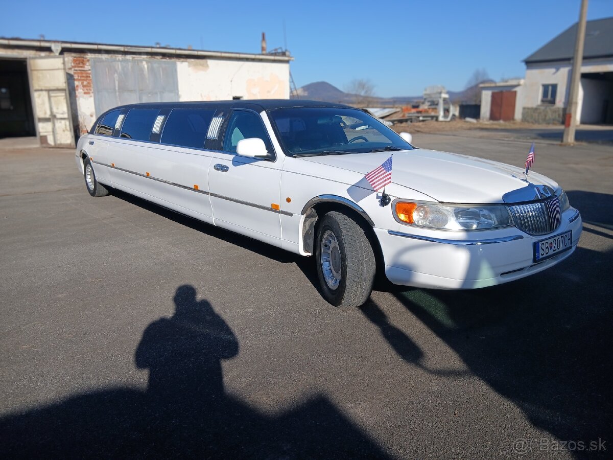 Limousine lincoln town car
