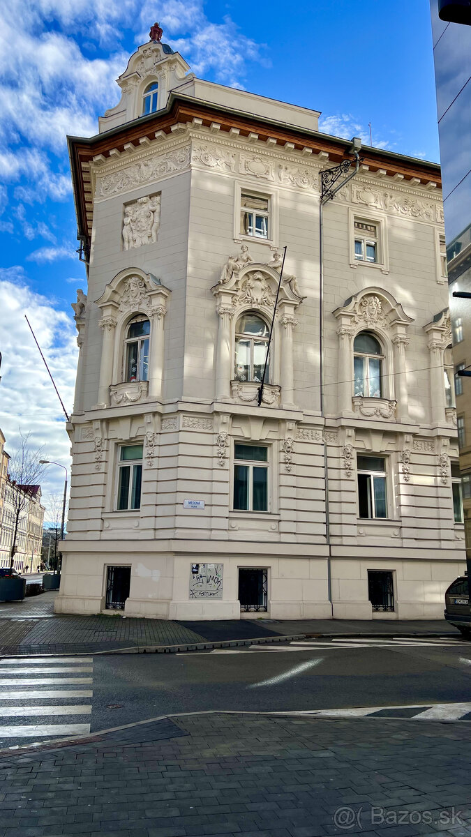 PREDAJ ATRAKTÍVNEHO OBCHOD. PRIESTORU PRIAMO V HISTORICKOM C