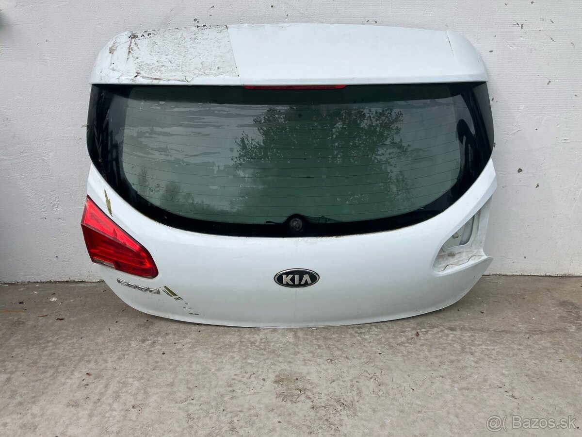 KIA CEED II HATCHBACK 2012- ZADNÉ KUFROVÉ DVERE