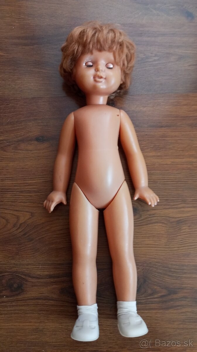 Stará chodiaca bábika.