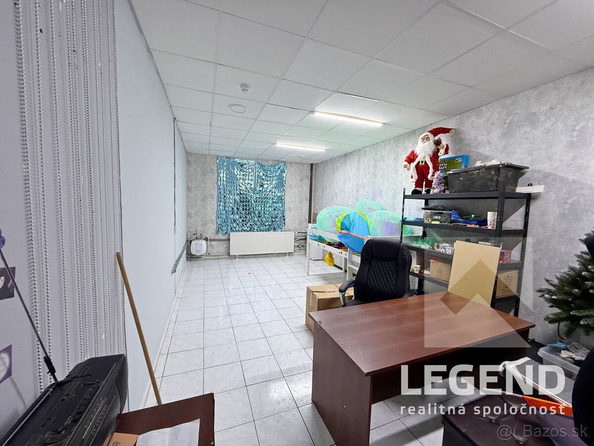 Prenájom obch. priestoru na námestí v NMnV - 30m2, výklad