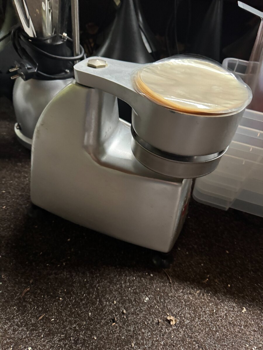 Tvarovací stroj na burger mäso