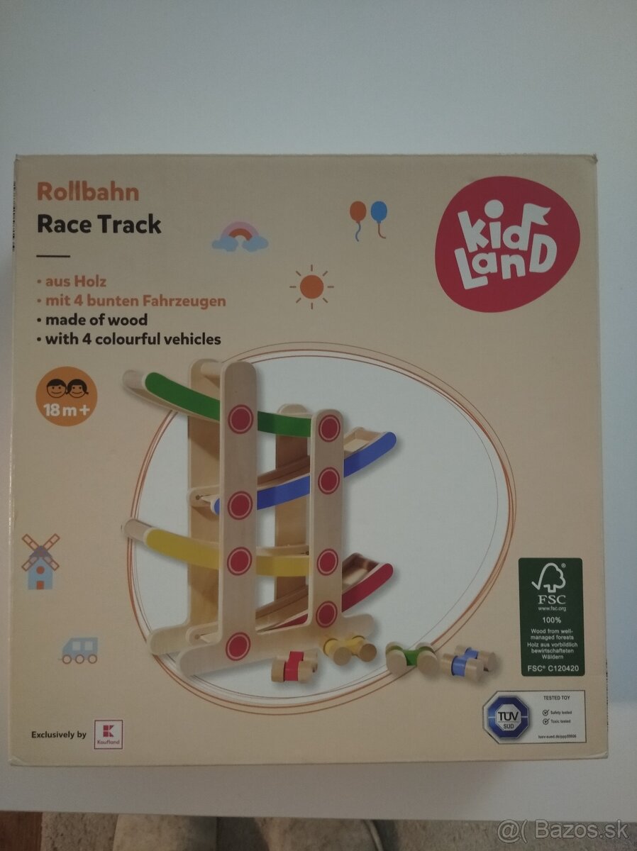 Drevená autodráha s autíčkami.