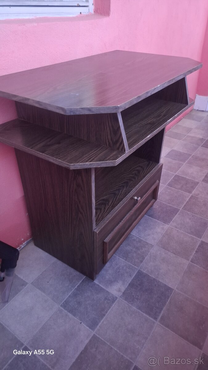 Stolík pod televízor