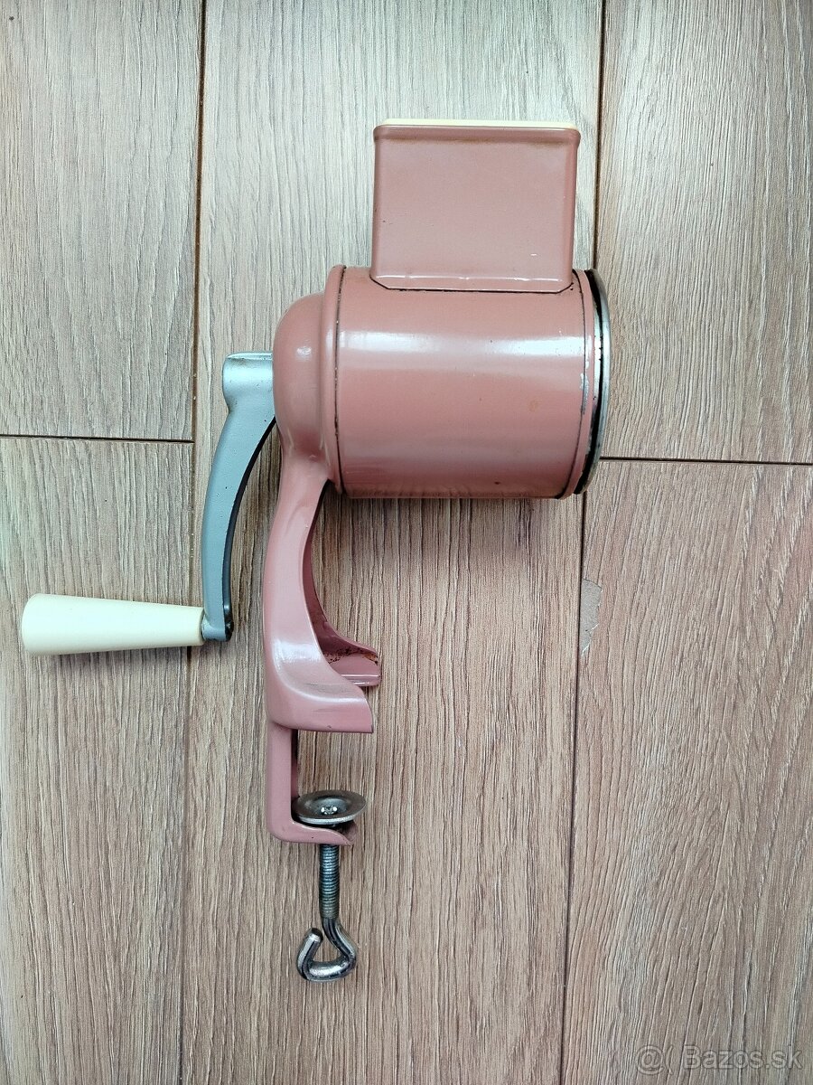 Retro mlynček na orechy