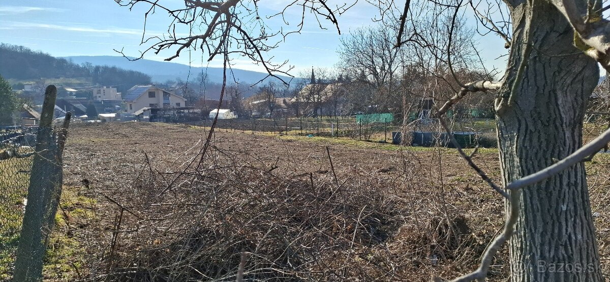 Predaj pozemok . Podhorany , časť Mechenice , 1413 m2