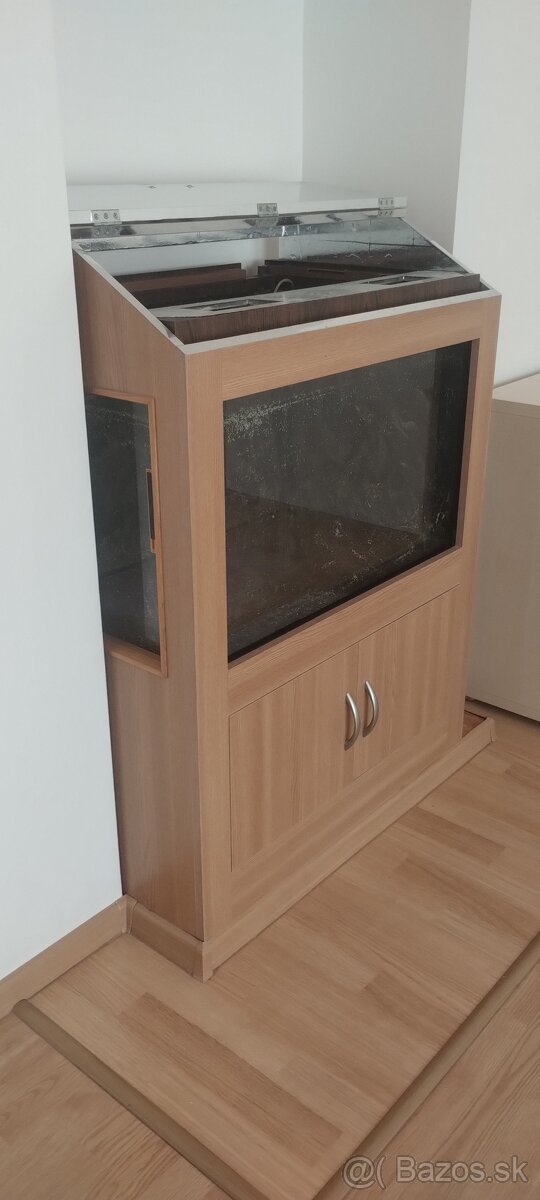 Velke akvárium aj so skrinkou