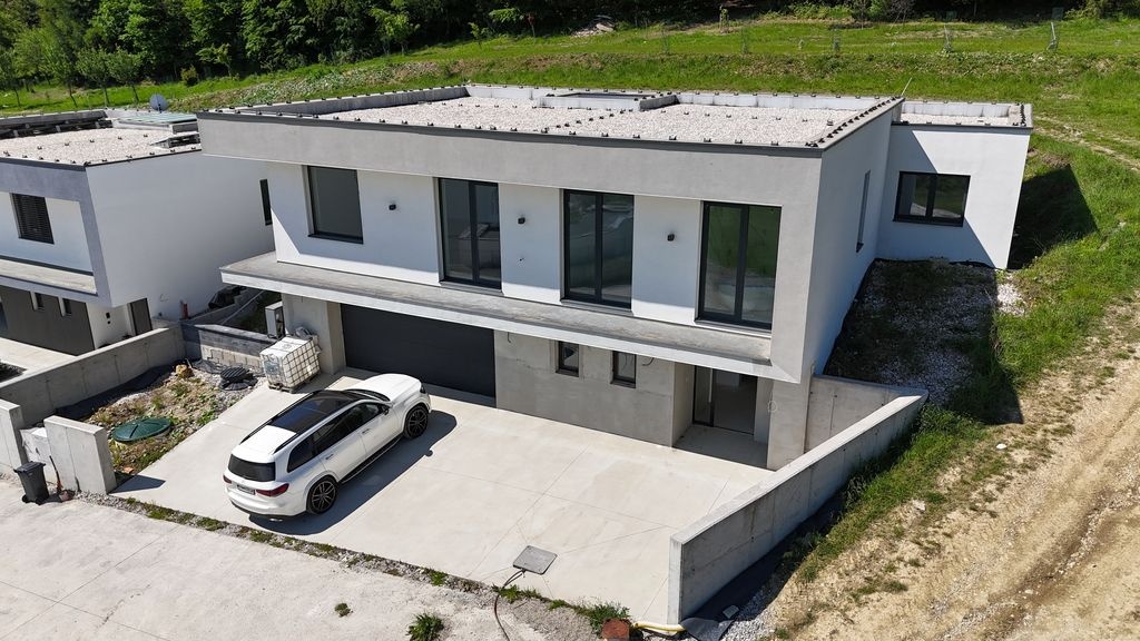 Ponúkame na predaj novostavbu 5+kk RD, Divina, R2 SK