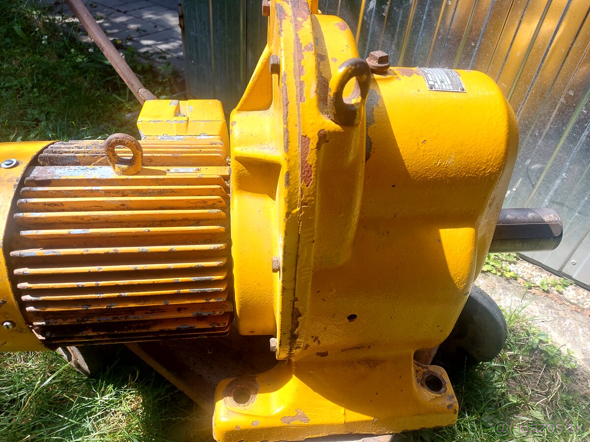 Motor z prevodovkou