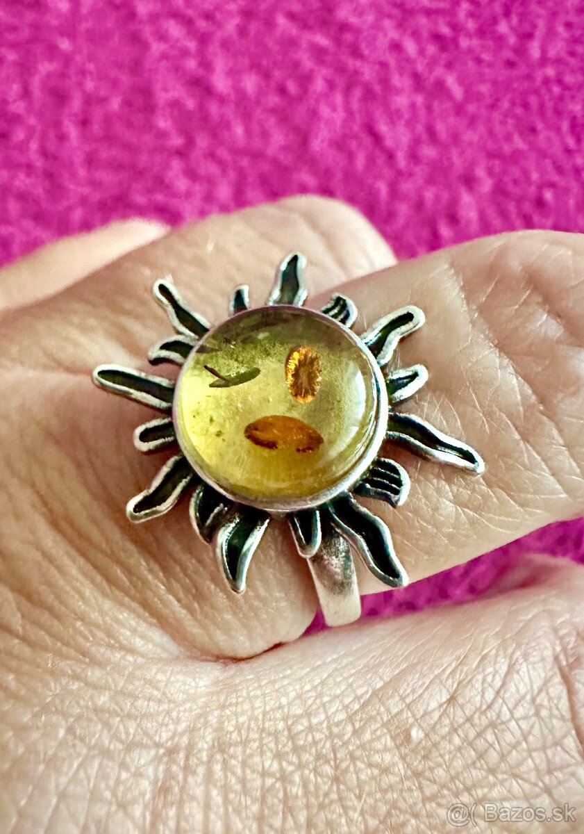Strieborný vintage prsteň s jantárom