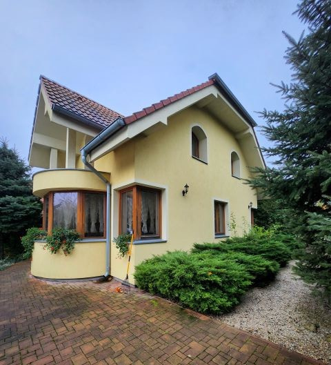 Novší, poschodový rod.dom M.Lapáš na 11á pozemku