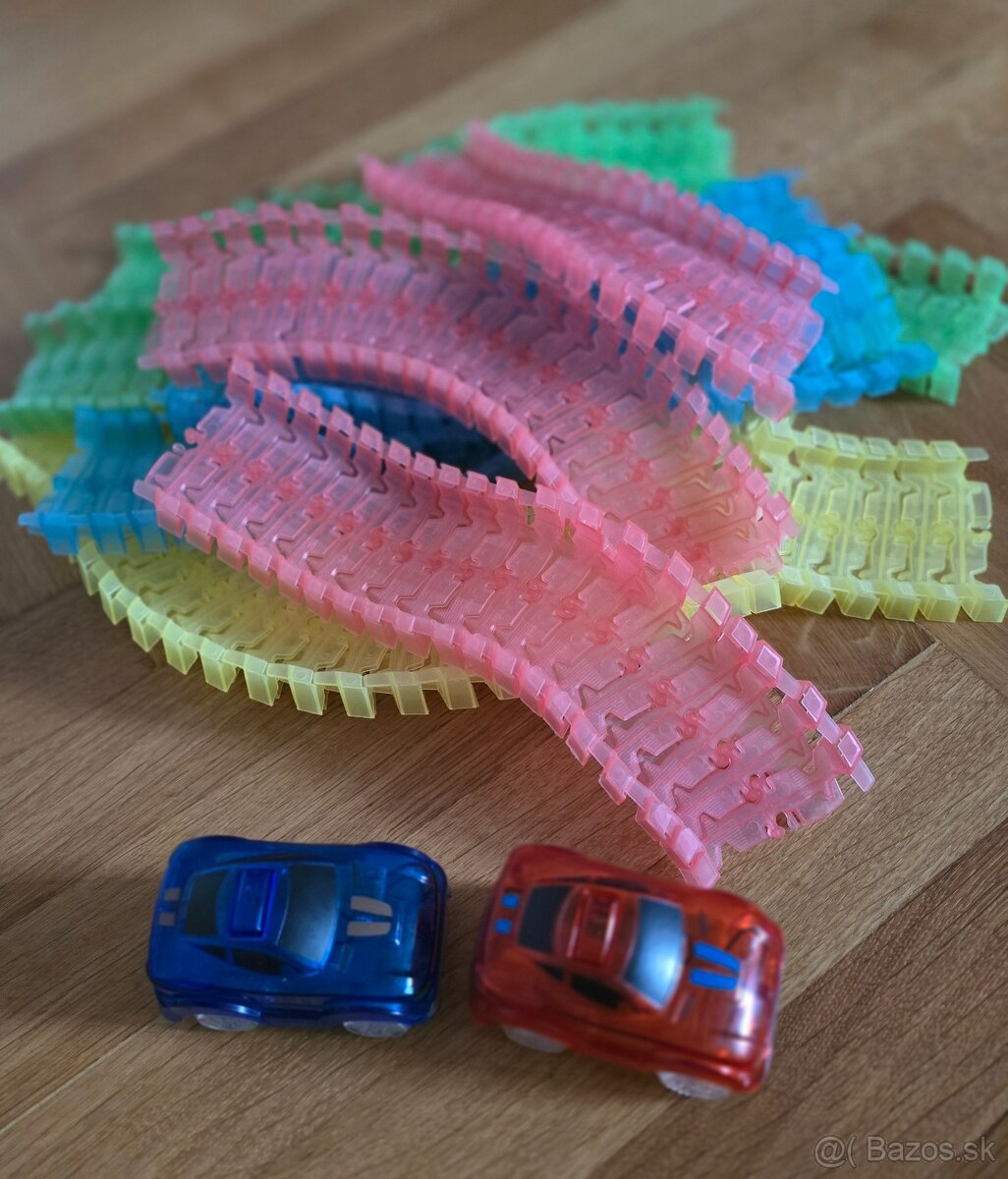 Svietiaca dráha s 2 autíčkami