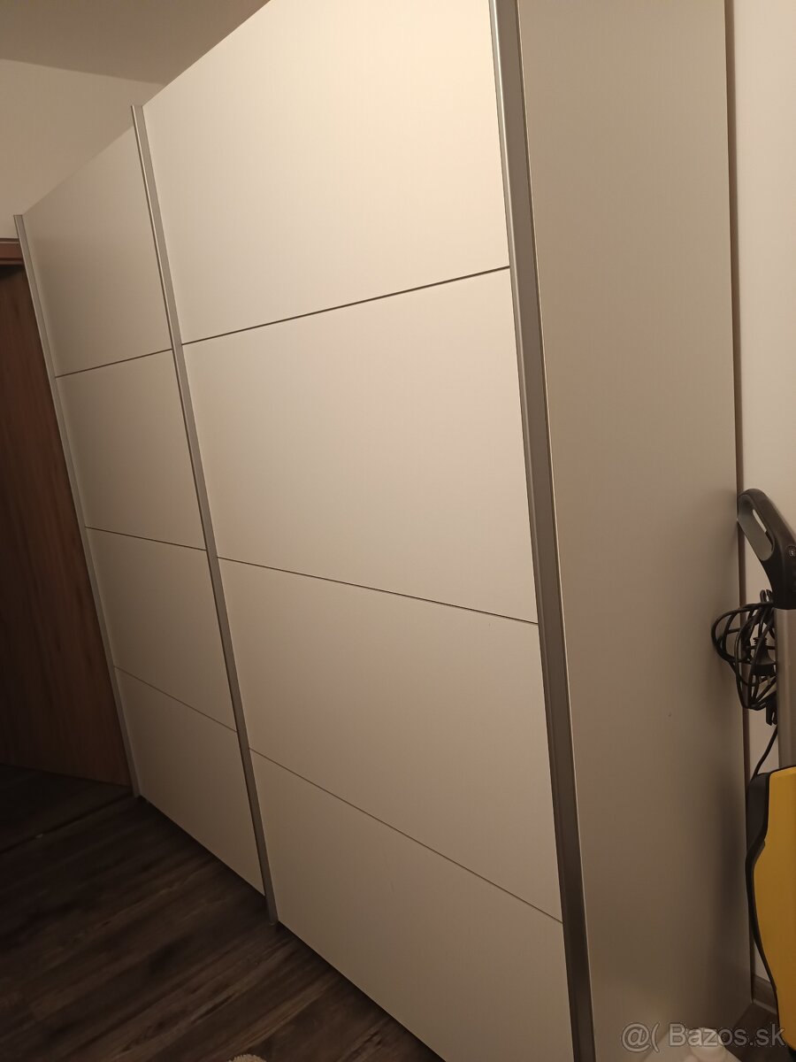 Predám rolldoor bielu skriňu