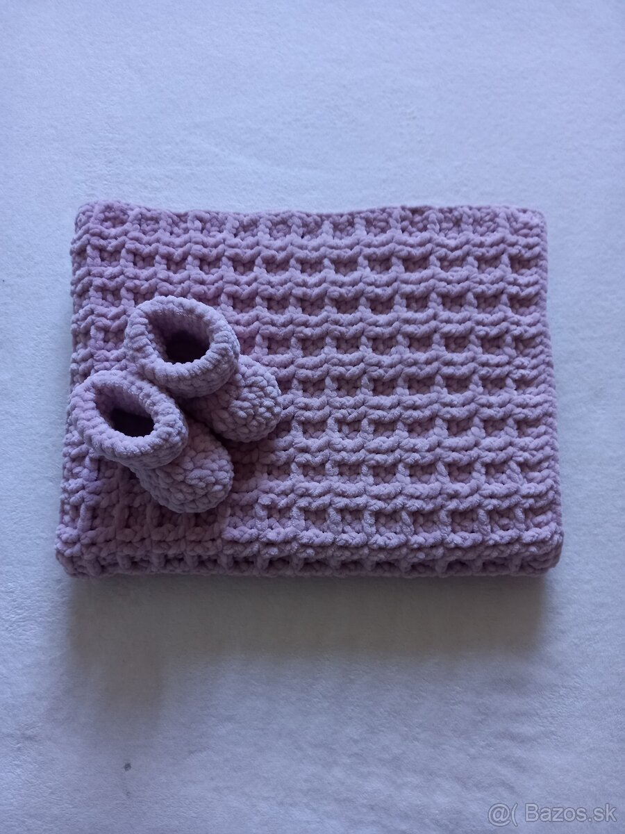 Hackovana detska deka a papucky