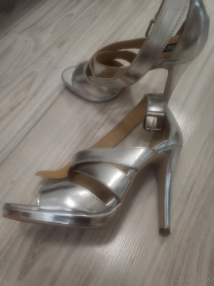 Strieborné sandále