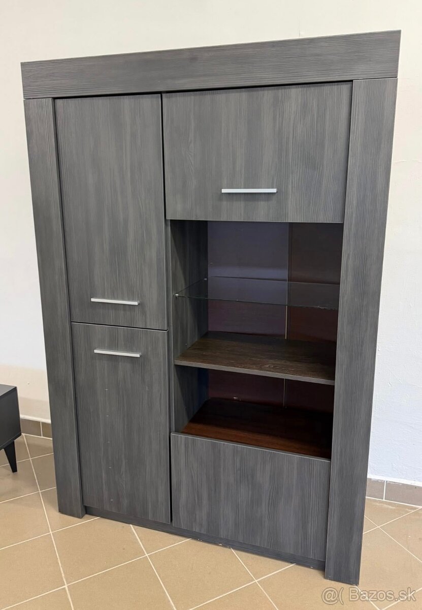 Vitrínová skrinka – moderný sivý dekor + sklo