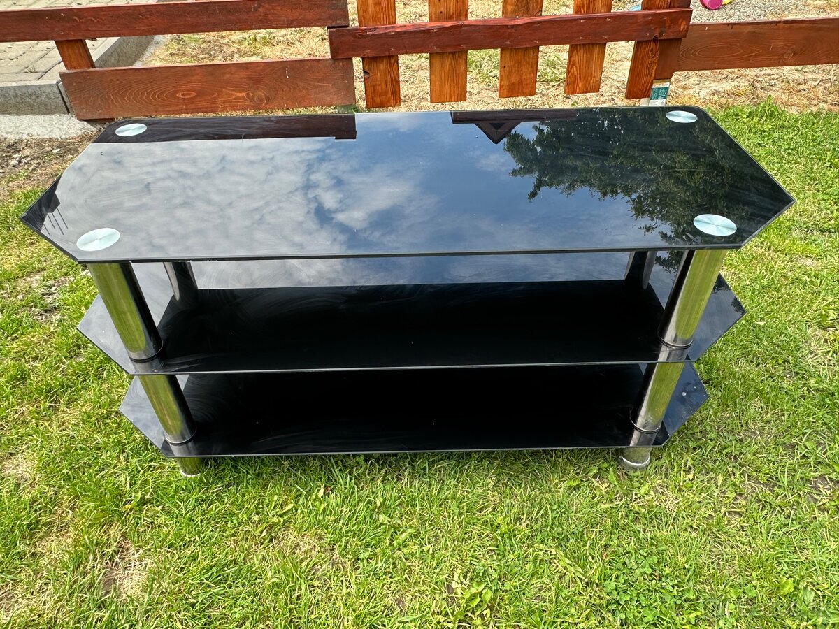 Sklenený stolík