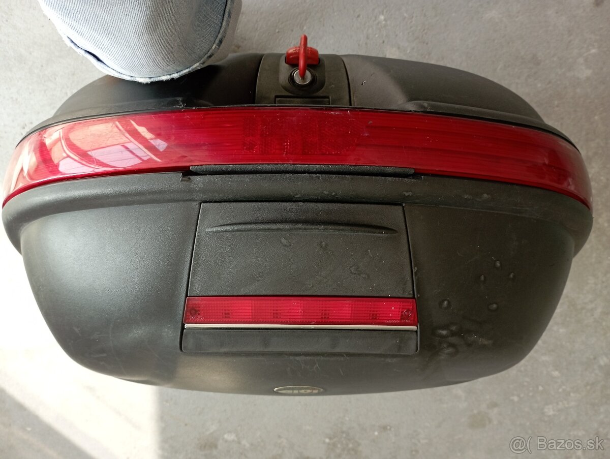 Kufor Givi s nosičom.