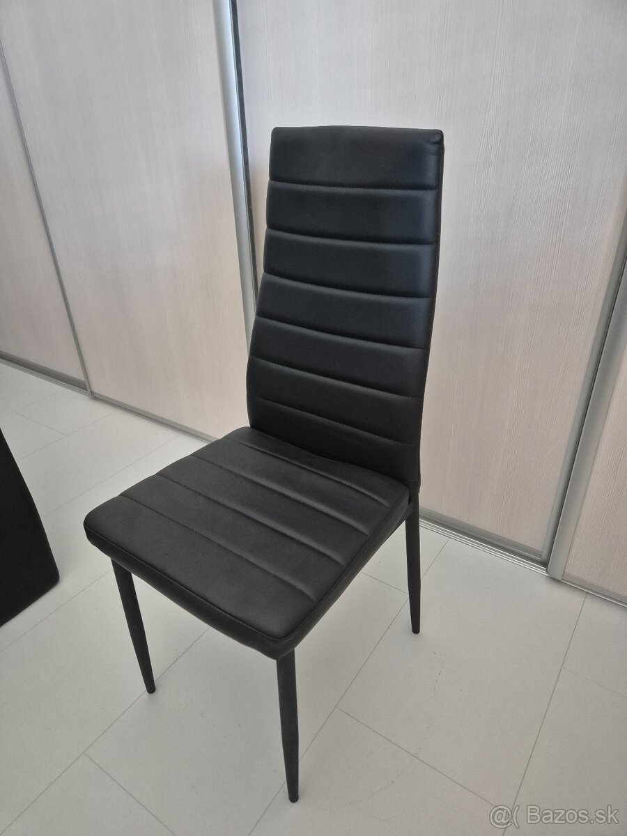 6 ks za 100 € - Cierna jedalenska stolicka