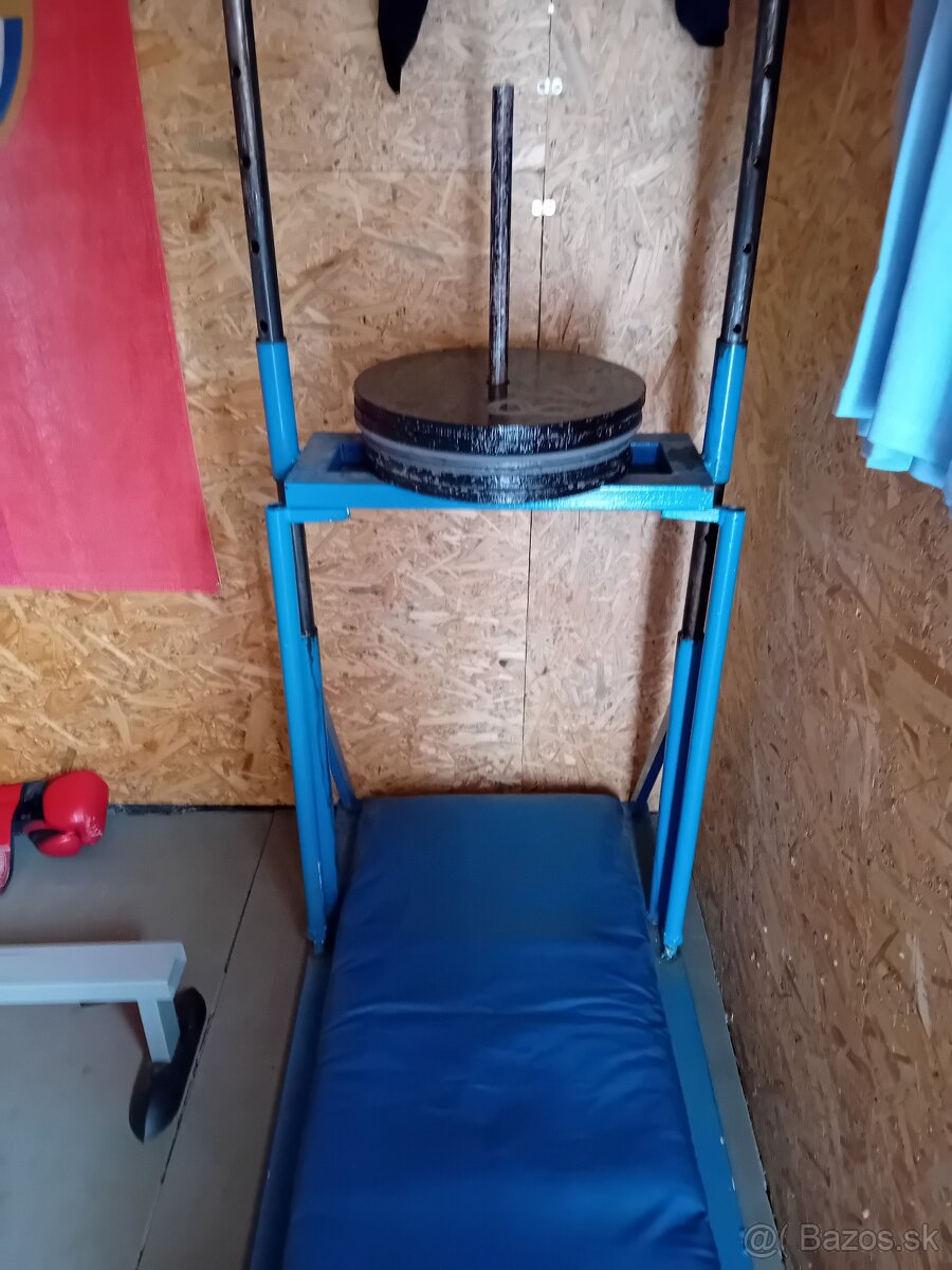 Posilňovací stroj na nohy