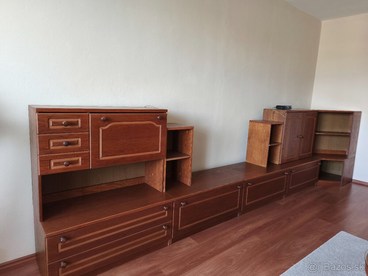 Predám obývaciu stenu so skriňou, stolíkom a lampou