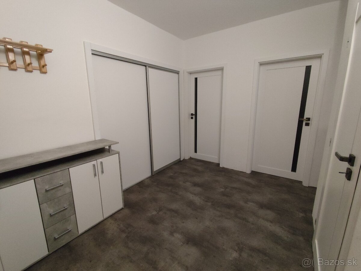 3-izbový, Perecká, Levice