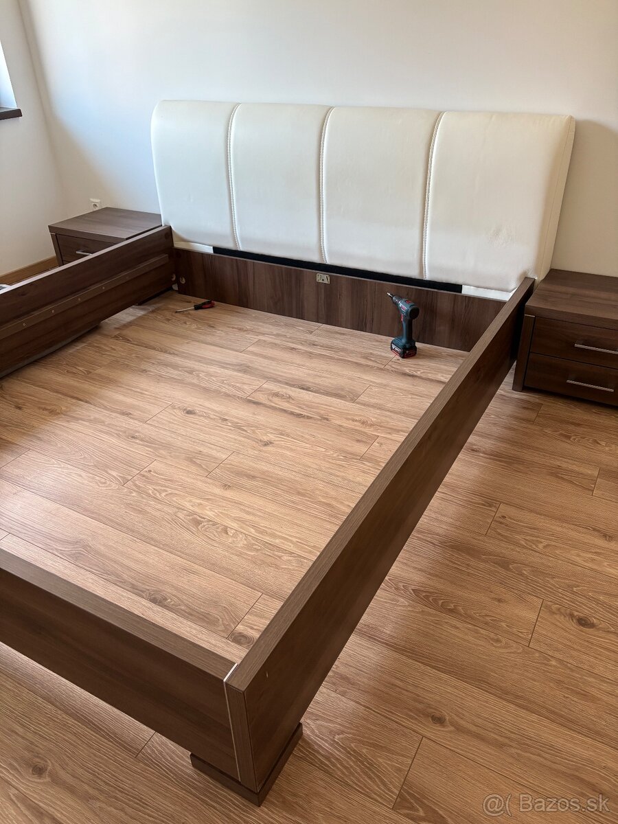 Manželská posteľ s nočným stolíkom