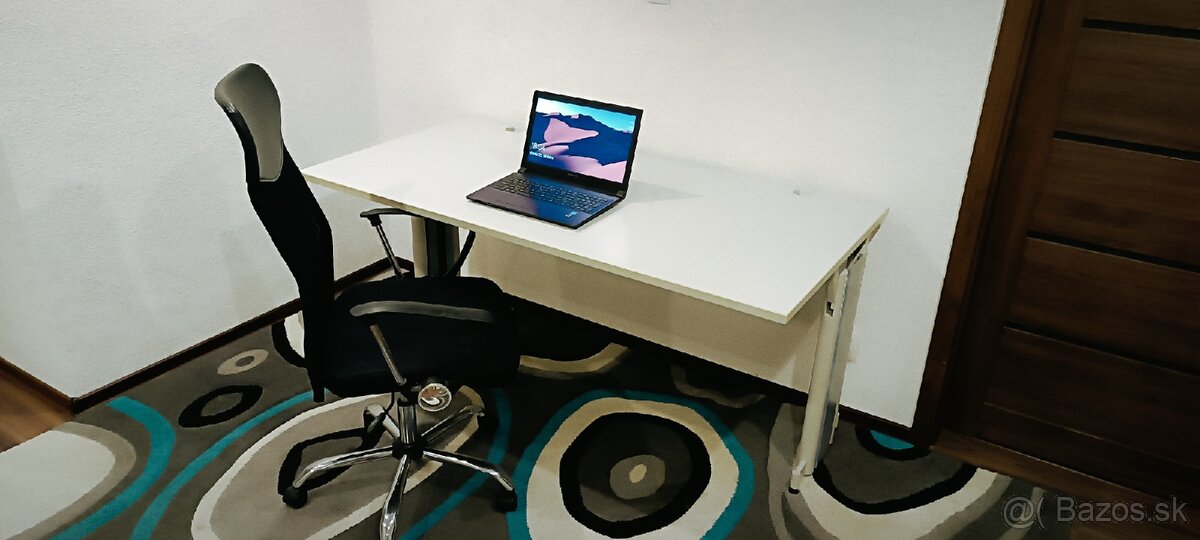 Pracovný stôl + Pc stolička + koberec