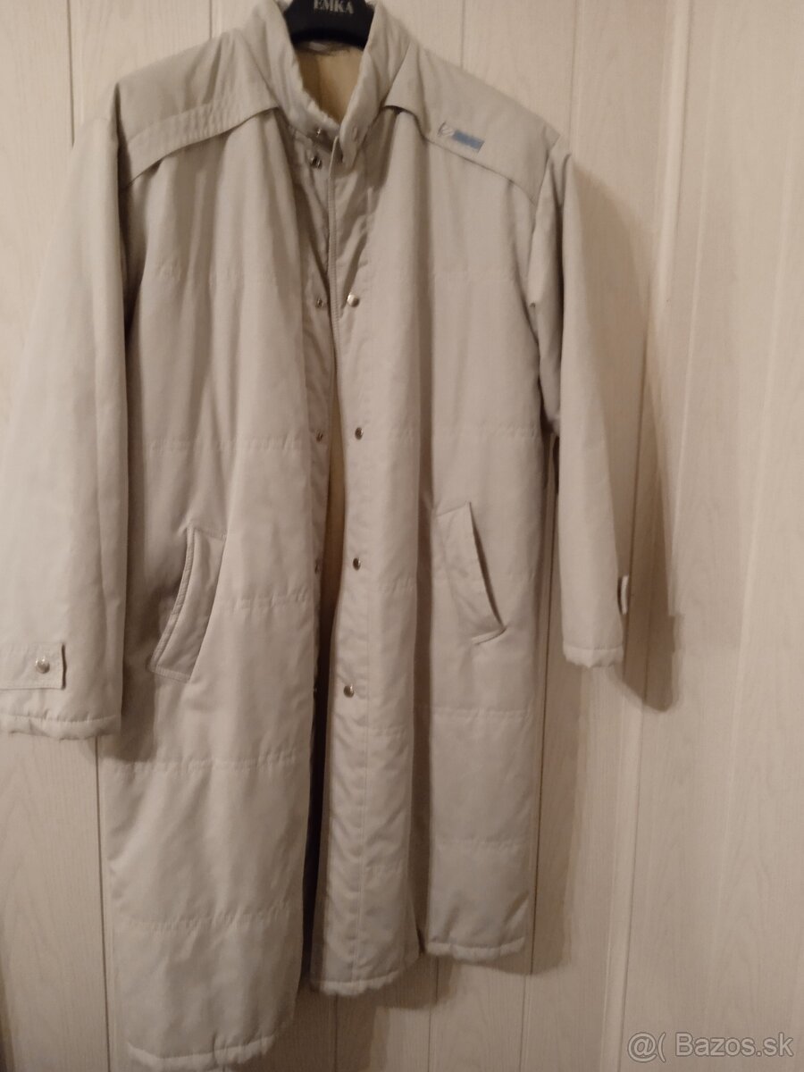 Predám pánsky prešívaný kabát svetlo šedý.