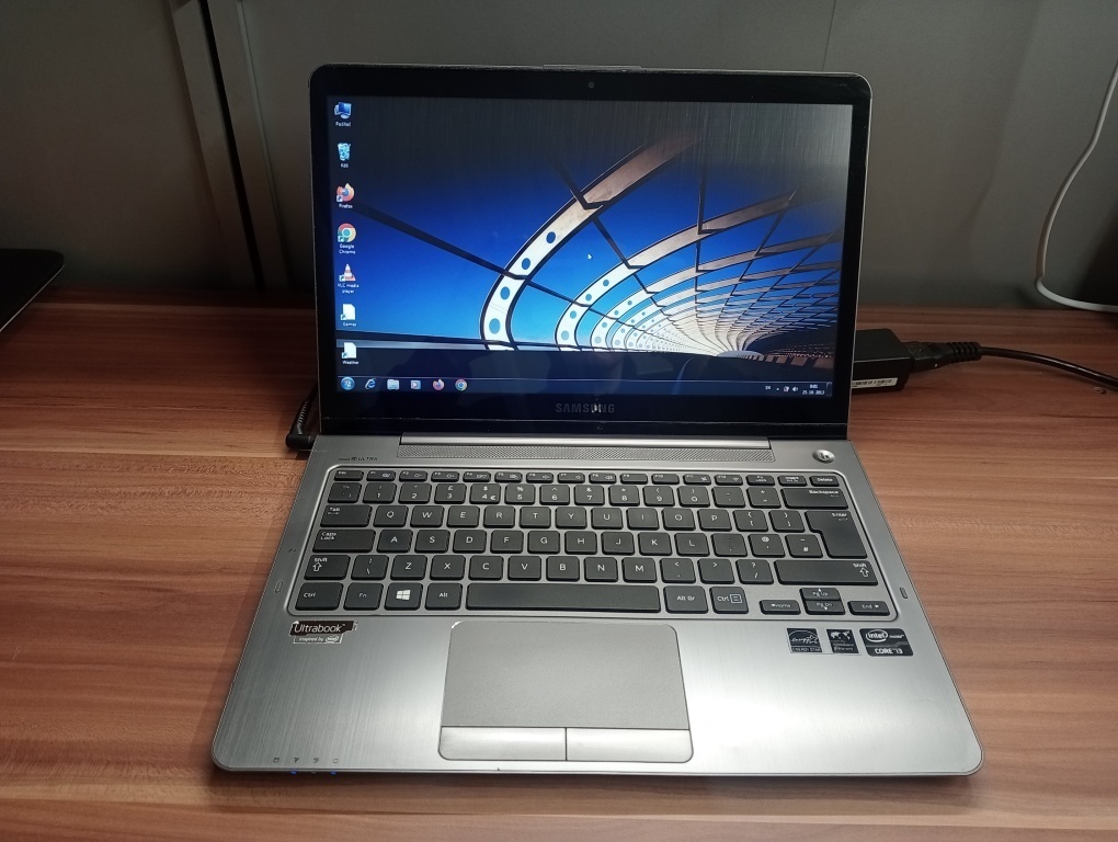 predám notebook SAMSUNG NP540U3C , WINDOWS 7.