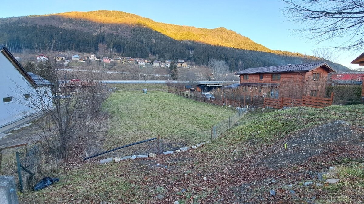 Stavebný pozemok 947m2, Ružomberok - Černová