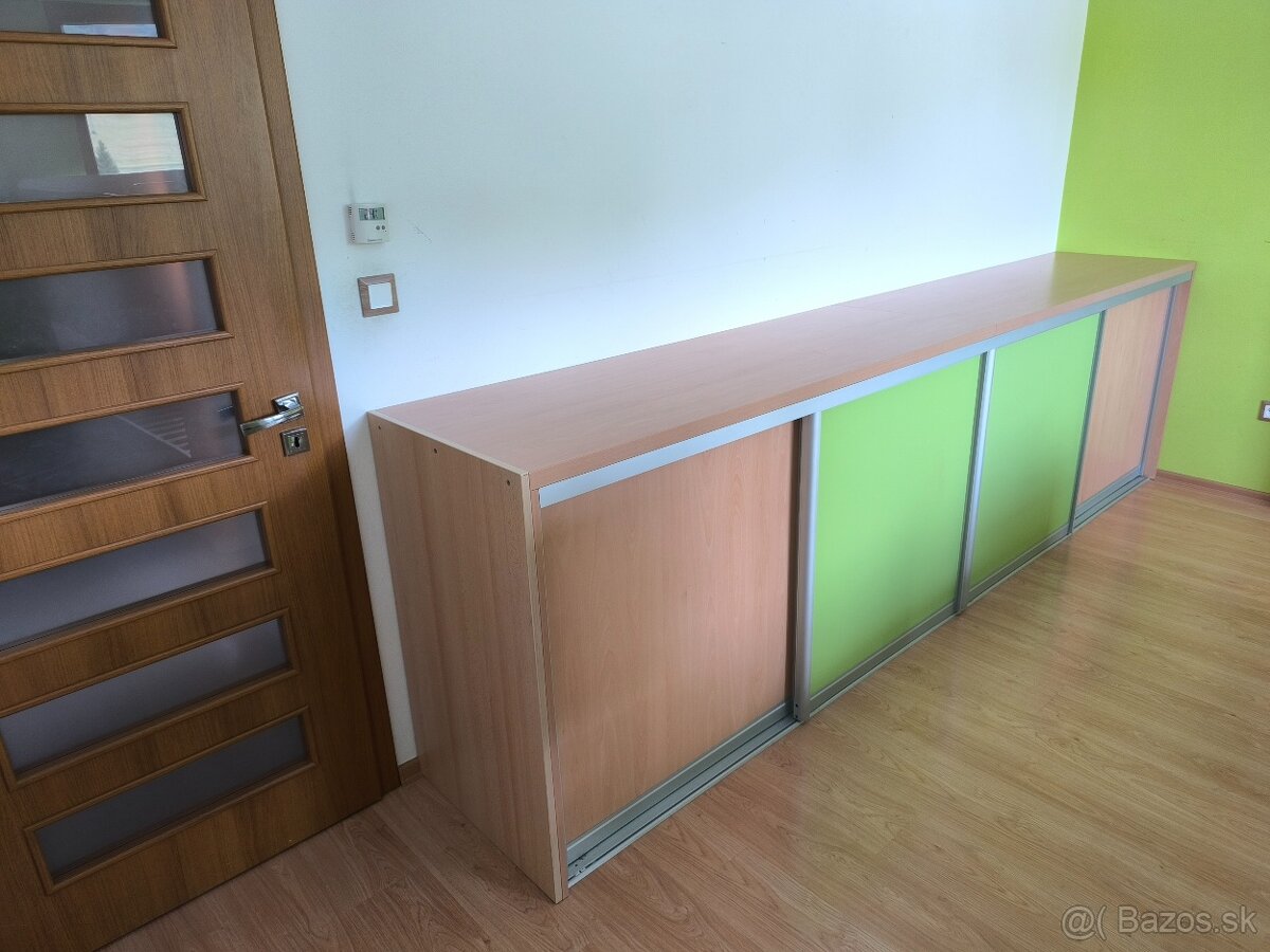 Skriňa, nízka, vstavaná, vhodná do detskej izby