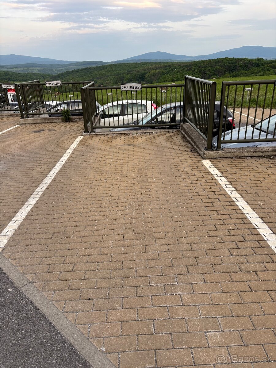 Zelená stráň parkovacie miesto