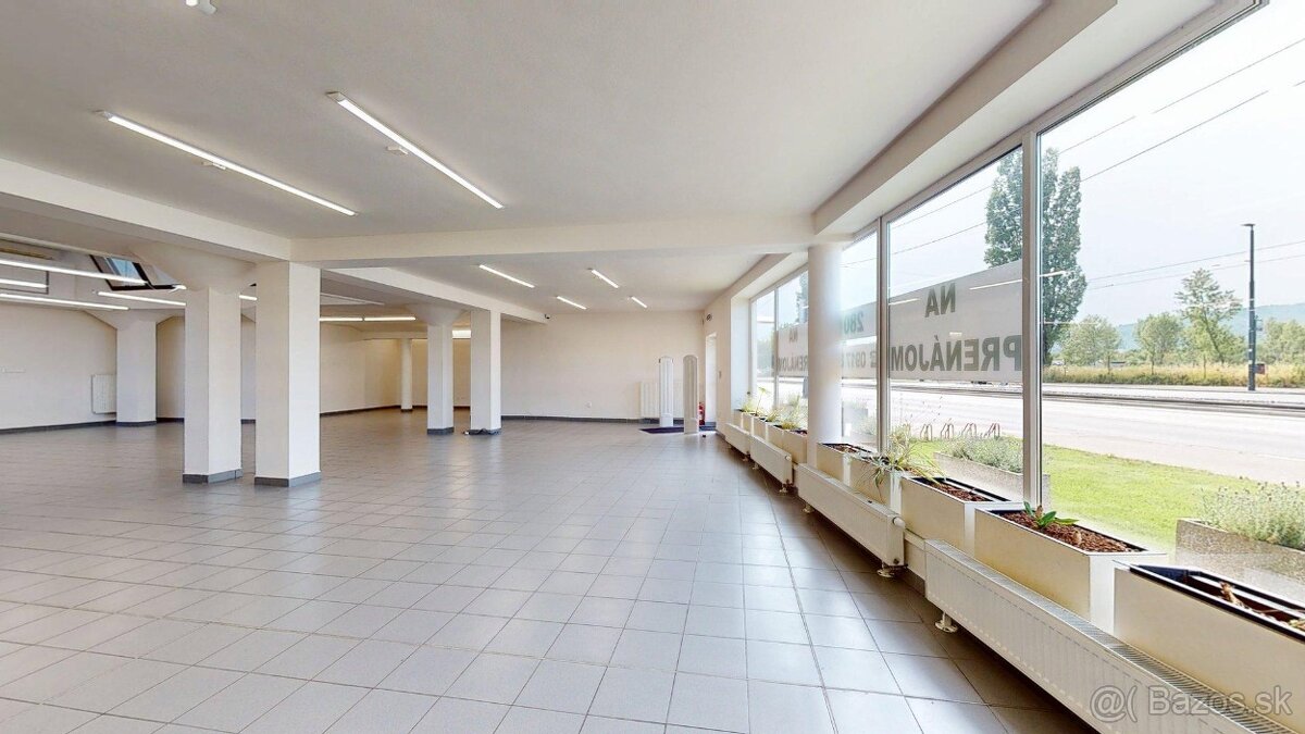280 m2 na frekventovanom mieste s parkovaním