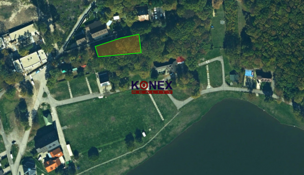 NA PREDAJ POZEMOK v príjemnom prostredí – Vinné Jazero