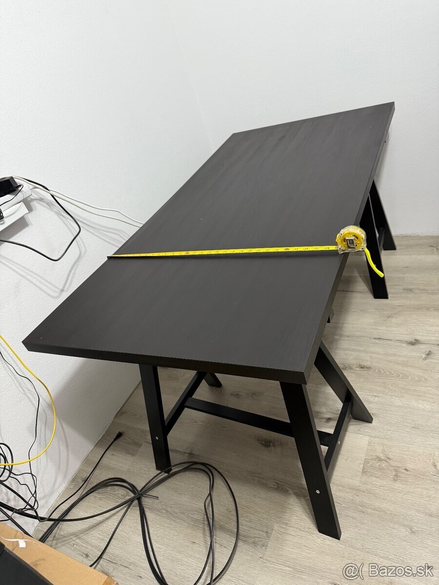 pracovný stôl IKEA