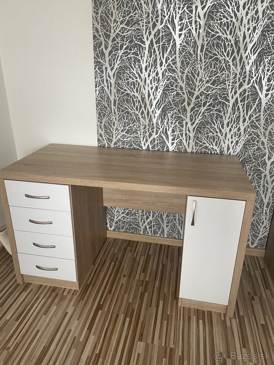 Masívny písací stôl