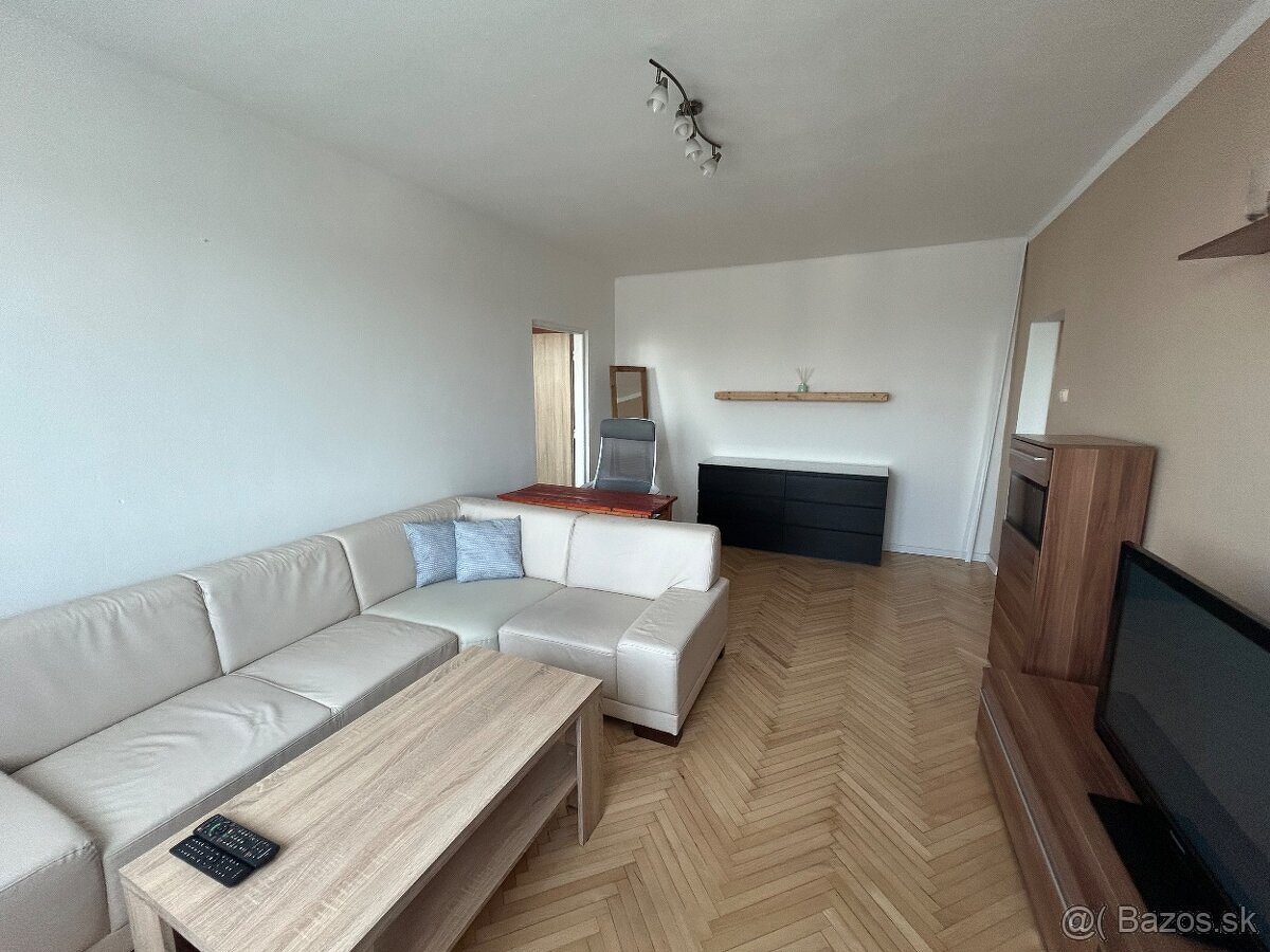 Prenájom veľký 2 izb.byt, ul. Hollého, balkón.