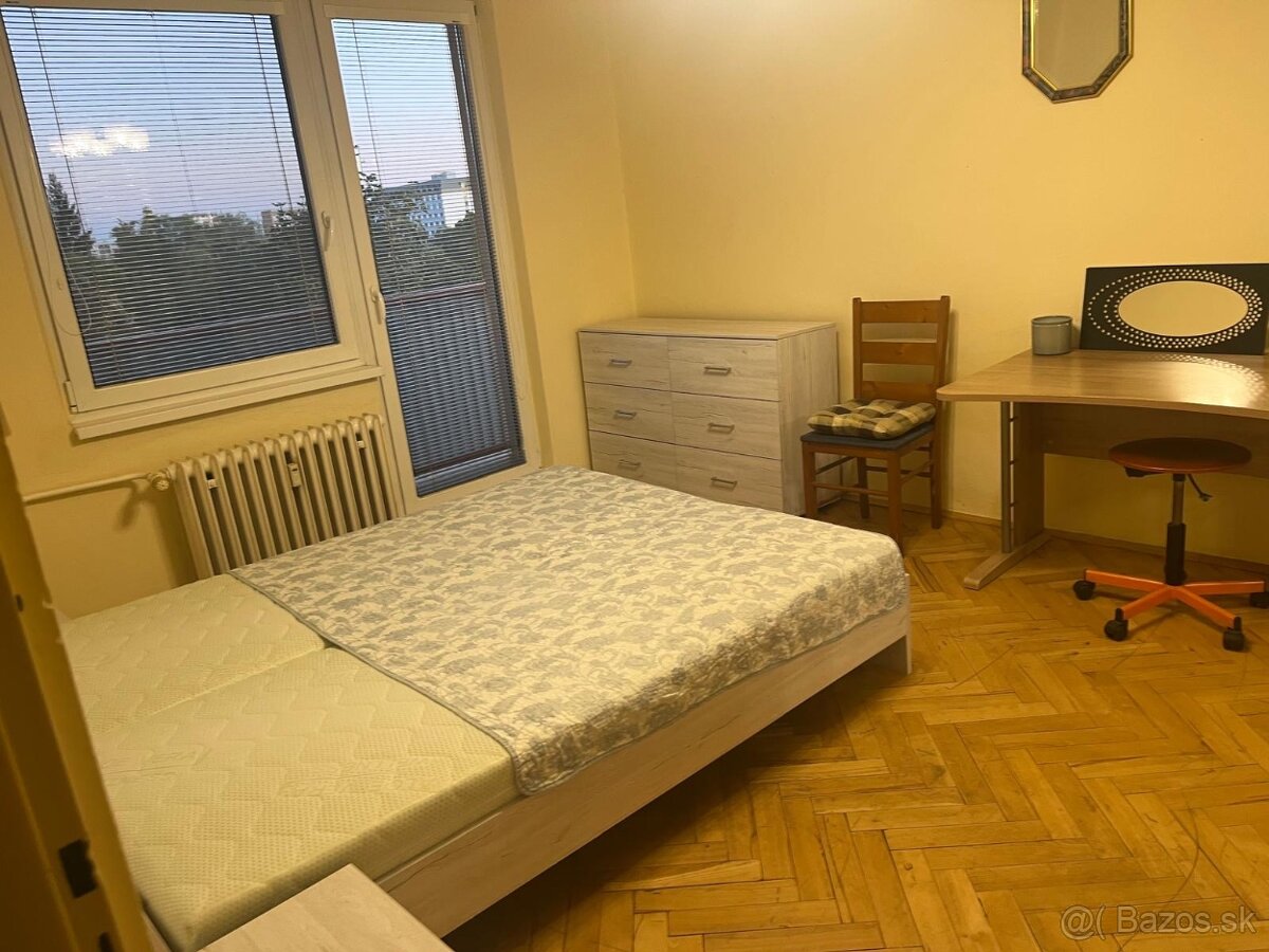 Nepriechodná izba s balkónom - Chrenová I (Ľ. Okánika 14)